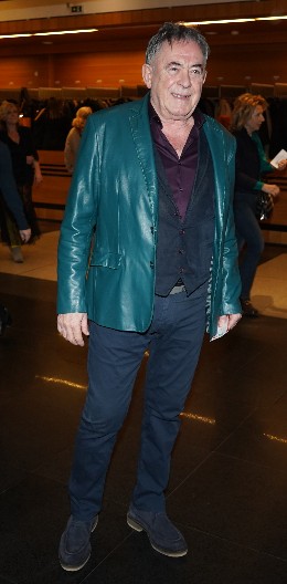 OVO JE 35 GODINA MLAĐA DEVOJKA MIME KARADŽIĆA Glumac (70) ljubi vatrenu crnku, muškarcima padaju vilice zbog nje! (FOTO)