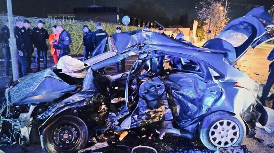 JEZIVA FOTOGRAFIJA AUTOMOBILA U KOJEM JE NASTRADALA CELA PORODICA Od vozila ostala samo olupina (FOTO)