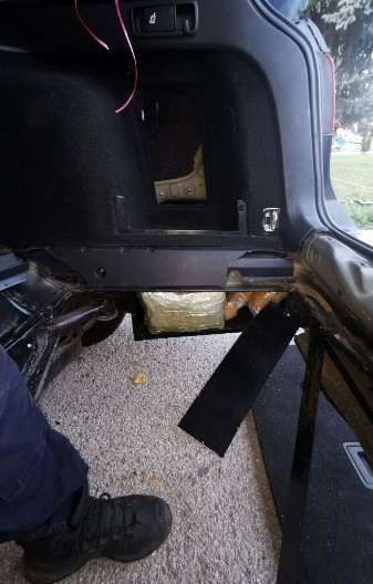 ŠOK OTKRIĆE NA GRADINI Prvo je policiji dao falsifikovanu dozvolu, a onda su otkrili TAJNE BUNKERE U AUTU (FOTO)