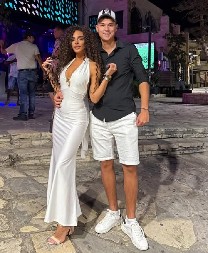 TAJNO SE VENČALI? Ena Čolić blista u belom, Peja je nežno grli oko struka (FOTO)