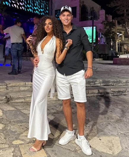 TAJNO SE VENČALI? Ena Čolić blista u belom, Peja je nežno grli oko struka (FOTO)