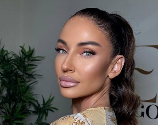 HOT IZDANJE I POPRSJE U PRVOM PLANU! Katarina Živković servirala cice kao na tacni (FOTO)