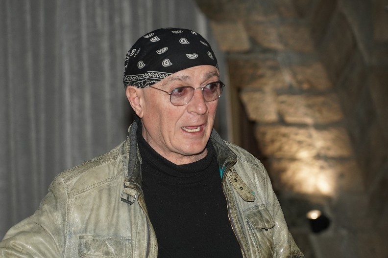 OVO JE JEDINA FOTOGRAFIJA OLIVERA MANDIĆA BEZ MARAME! Godinama je ne skida, a ovo je razlog!