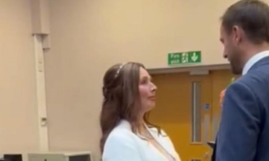 NEVIĐENA SCENA NA VENČANJU Mladoženja pred oltarom napravio neverovatnu grešku, gosti zanemeli, mlada propala u zemlju od stida! (VIDEO)