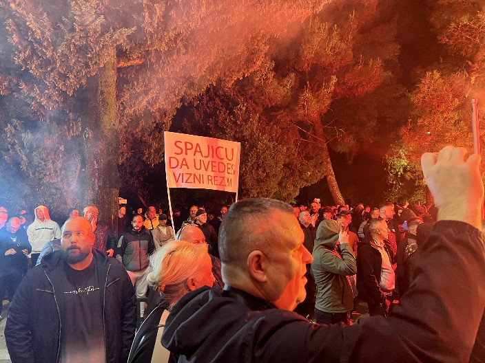 "TURCI NAPOLJE, TURCI NAPOLJE!" Nekoliko hiljada građana sinoć na protestu ispred Vlade Crne Gore u Podgorici (FOTO)