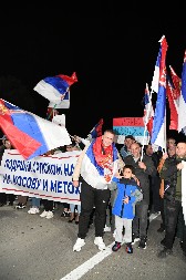 EMOTIVNA SLIKA KOD UŠĆA Mališan sa tri prsta dočekao pešake s KiM (FOTO)