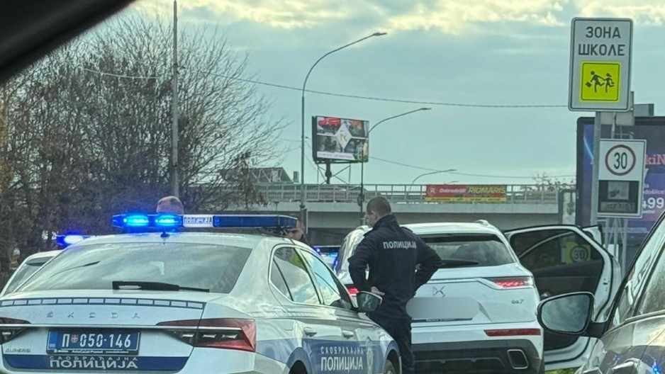 POTERA ZA LUKSUZNIM AUTOMOBILOM U ČAČKU Vozač odbio da stane pa ga blokirale tri policijske patrole