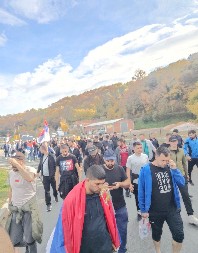 PEŠACI SA KIM NASTAVLJAJU KA NOVOM SADU Vijori se srpska trobojka uz pesmu "Lazarica" (FOTO/VIDEO)