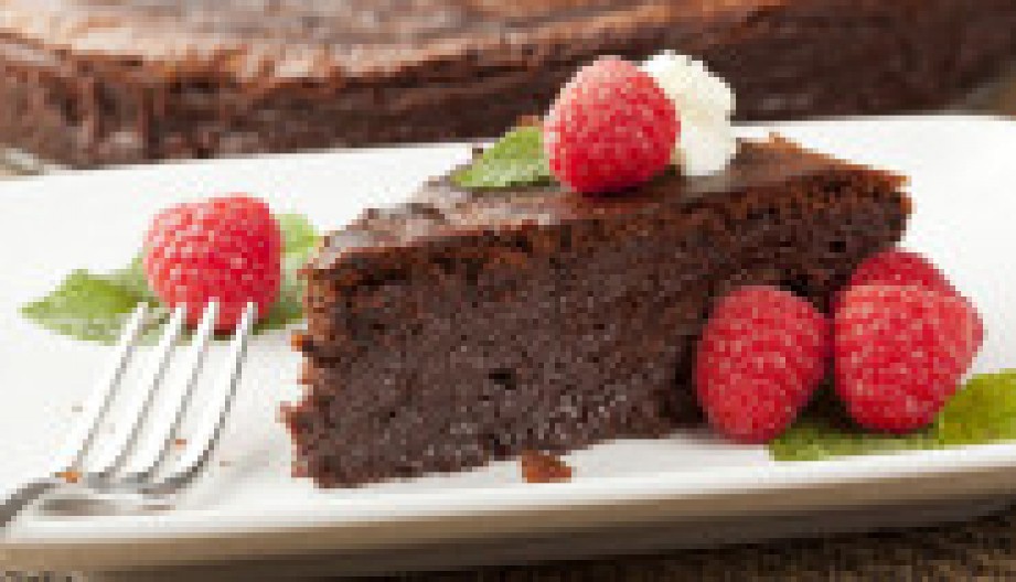 KREMASTA ČOKOLADNA TORTA SA MALINAMA Poslastica bez konkurencije