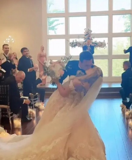 PRVI PUT SE POLJUBILI NA VENČANJU! Mladenci su godinama čekali taj trenutak, a ovo je razlog!