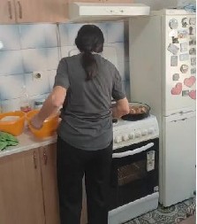 SVI SU NA IVICI, NIKO NI SA KIM NE RAZGOVARA… Devojka pokazala kako prosečna srpska porodica sprema slavu, mnogi kažu – ‘živa istina’