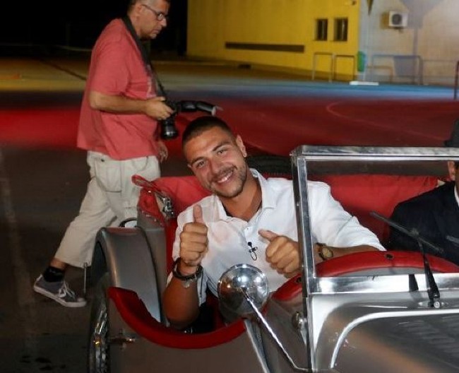 PPEVAČ DOBIO DRUGOG SINA Objavio fotku ispred porodilišta! (FOTO)