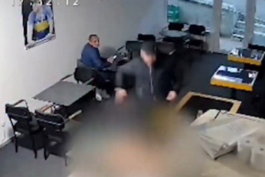 NAPAD U BERANAMA: Muškarac brutalno pretukao ženu u kafiću, pa pobegao sa mesta događaja (VIDEO)