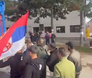 ŠAČICA BLOKADERA POKUŠALA DA ISPROVOCIRA SRBE SA KiM: Na zvižduke im odgovorili ponosno, podigli tri prsta i zastavu! (VIDEO)