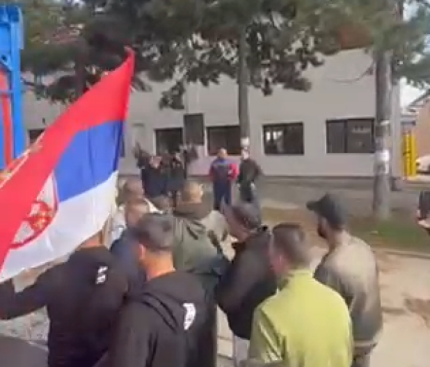ŠAČICA BLOKADERA POKUŠALA DA ISPROVOCIRA SRBE SA KiM: Na zvižduke im odgovorili ponosno, podigli tri prsta i zastavu! (VIDEO)