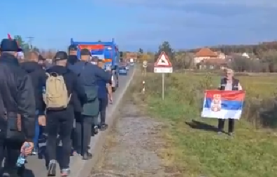 DEKA RAZVIO TROBOJKU DA DOČEKA HEROJE SA KiM! Predivna slika iz Stepojevca, ovo je prava Srbija! (VIDEO)