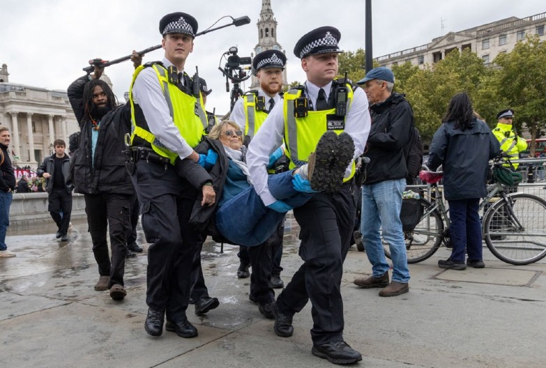 VELIKA BRITANIJA REŠILA PROBLEM SA BLOKADERIMA - ODMAH HAPSI, PA U ZATVOR NA 6 MESECI: Uvodi se novo krivično delo!