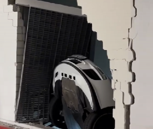 DEDA SE PORŠEOM ZAKUCAO U BETONSKI ZID! Zaglavio se u ventilaciji, vatrogasci intervenisali! (VIDEO)