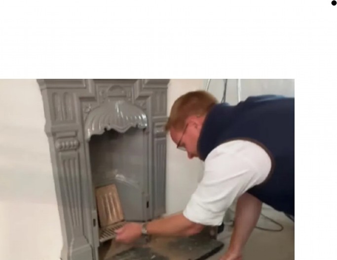 ŠOKANTNO OTKRIĆE U STAROM KAMINU Otvorio metalnu rešetku, kad je video šta je unutra, vilica mu je pala od šoka! (VIDEO)