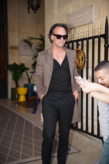 HOLIVUDSKI GLUMAC STAO ISPRED SRPSKE SVETINJE Objavio fotografiju patrijarha Pavla, Srbi oduševljeni (FOTO)