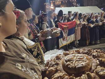 PRIZORI KOJE ĆE SRBIJA PAMTITI ZAUVEK Pogača i so na dočeku Srba sa KiM (FOTO/VIDEO)