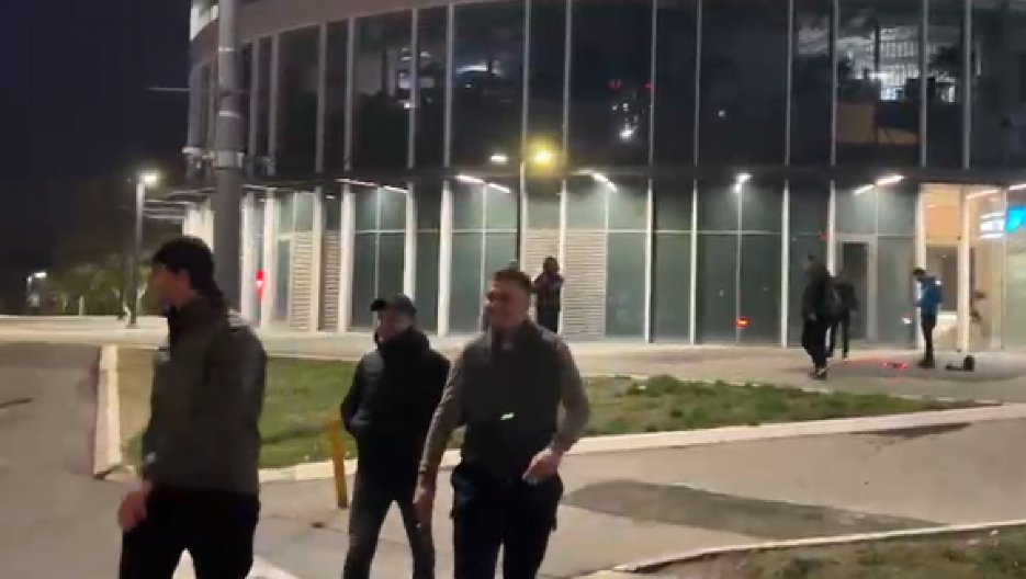 KOLONA SRBA PEŠAČI, MOMCI DOTRČAVAJU... O njihovom potezu u reci ljudi sad svi pričaju (VIDEO)