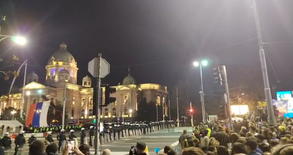 SRAMOTA PRED OČIMA CELE SRBIJE: Blokaderi zviždali na intoniranje HIMNE, nakon dočeka Srba sa Kosova i Metohije (VIDEO)