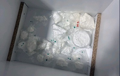 KRAGUJEVCU I NIŠU ZAPLENJENO 120 KG DROGE I 1,9 KG KOKAINA Uhapšena trojica muškaraca