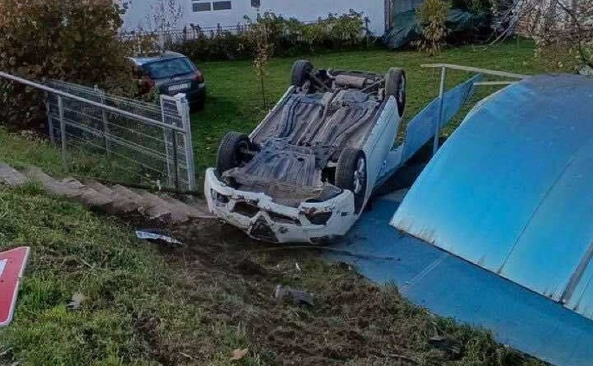 AUTOMOBIL PROBIO OGRADU I ULETEO U DVORIŠTE KUĆE Drama kod Preljine, povređen vozač