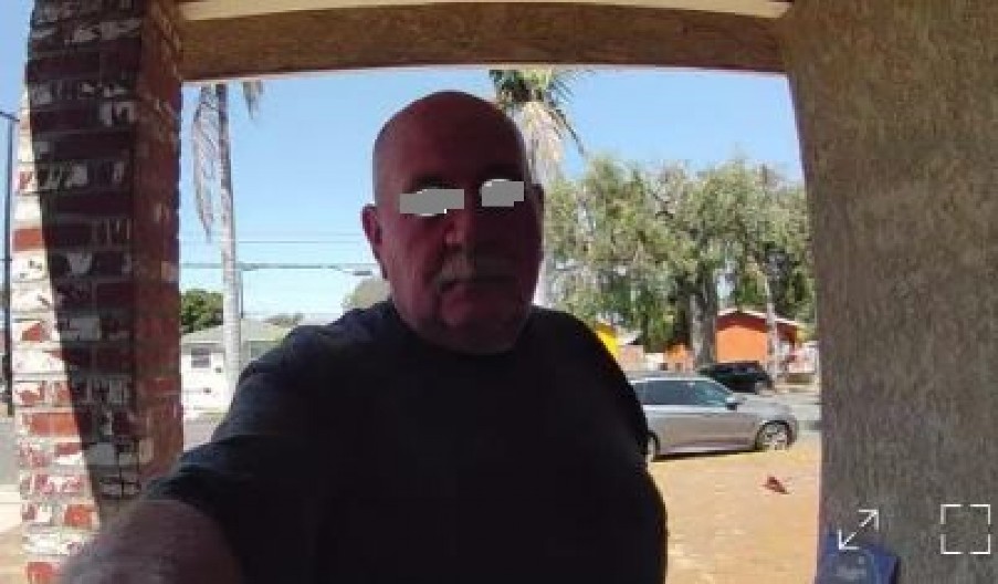 ZATEKAO PORUKU BIVŠEG STANARA NA VRATIMA Mislio je da je to samo obična cedulja, ali onda je pročitao rečenicu koja ledi krv