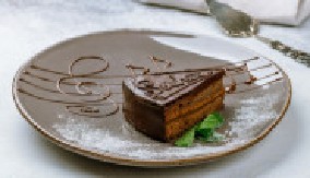 VANVREMENSKA SAHER TORTA Čokoladna rapsodija sa džemom koja tera vodu na usta