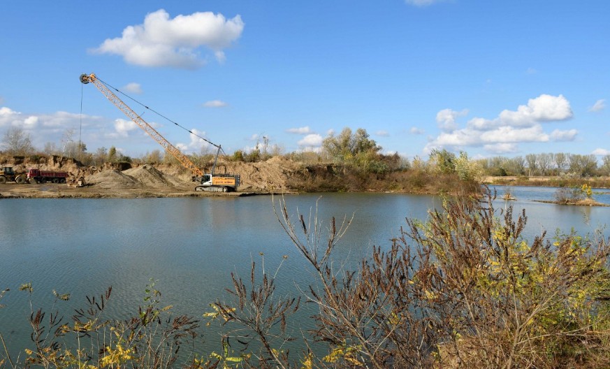 ISKOPAVALI ŠLJUNAK, PA NAPRAVILI TRI JEZERA  Prijava zbog sumnje za oštećenje životne sredine i protivpravno zauzimanje zemlјišta