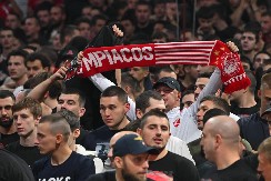 LESOR U KLINČU SA NAVIJAČEM Ovaj incident je svima promakao na meču Zvezde i Panatinaikosa (VIDEO)