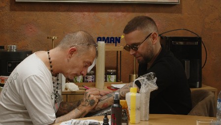 NAŠ PEVAČ SE TETOVIRAO U EMISIJI! Šok pred kamerama (FOTO)