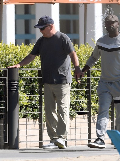 TEŠKO BOLESNI BRUS VILIS IZAŠAO IZ KUĆE  Slike kidaju dušu, pogotovo kad su ljudi shvatili ko je sa njim