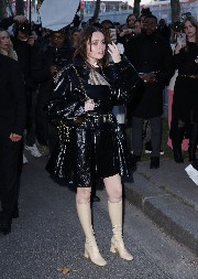 ČITAV HOLIVUD JE ODLEPIO ZA EJMI KOJA NE ŽELI DA ISPEGLA BORE I IZBELI ZUBE  Nije joj oduvek bilo lako - ali na kraju je napravila pravi "bum"