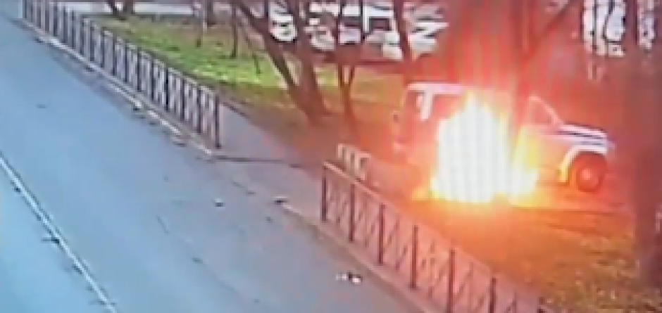 MLADIĆ ZAPALIO POLICIJSKO VOZILO Kamere snimile vandalski čin tinejdžera