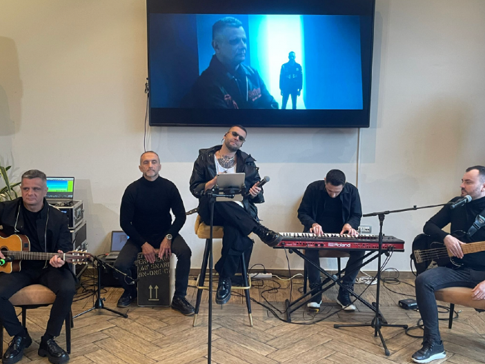 ISPUNIO MU SE SAN KOJI NIJE SMEO NAGLAS DA SANJA Magla bend pravi prvi koncert, predstavljene i tri nove pesme (VIDEO)