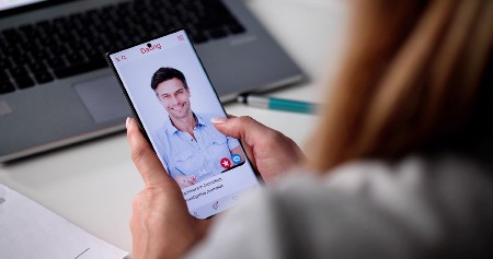 NJEN SPISAK IZAZVAO HAOS NA INTERNETU Devojka traži da muškarac ispuni tačno 18 uslova da bi bila s njim!