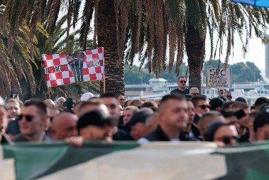 NOVI UDAR NA SRBE U HRVATSKOJ! Navijačka grupa se okupila u Vukovaru, postavljaju slike Srba po zgradi!