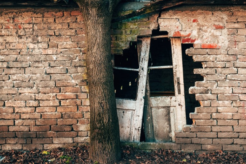 KAKVA TRANSFORMACIJA Kupili su najružniju kuću u ulici i od ruine pune đubreta stvorili - ovu lepoticu