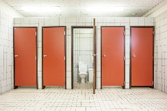 HOROR SCENA U TRŽNOM CENTRU! Novosađanka pogledala iznad sebe u toaletu, od prizora nije mogla da dođe sebi