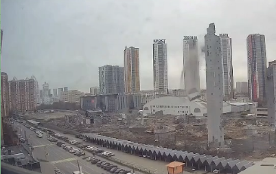 SEKUNDE DO SMRTI U RUSIJI! Srušila se ogromna konstrukcija, povređene tri osobe, uništeno 140 automobila! LJUDI SPASAVALI ŽIVU GLAVU (VIDEO)