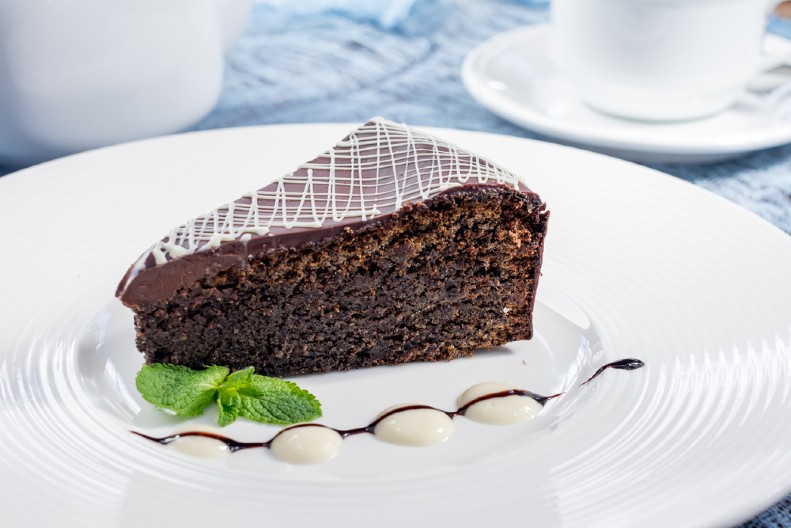 BRZI KOLAČ SA JOGURTOM I MAKOM Savršen za domaćice početnice, a razbija ukusom