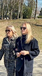 NA GROBLJE U KRAGUJEVCU STIGLA GOCA ŠAULIĆ U pratnji ćerke došla na sahranu Rajka Šerifovića