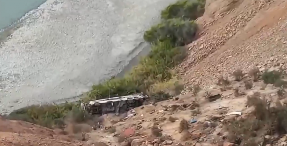 AUTOBUS PAO U PROVALIJU, NAJMANJE 37 LJUDI POGINULO Objavljen snimak nakon stravične nesreće u Peruu (VIDEO)