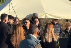 OVO JE JEDINI PEVAČ KOJI JE DOŠAO DA ISPOŠTUJE MARIJU Pevačicinih kolega iz Granda nije bilo na sahrani oca Rajka