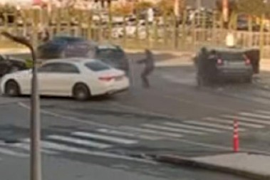 UZNEMIRUJUĆE! SNIMAK LIKVIDACIJE KRIMINALCA U TIRANI! Izrešetan pred prolaznicima: Ubice izašle iz automobila, usledio užas (VIDEO)