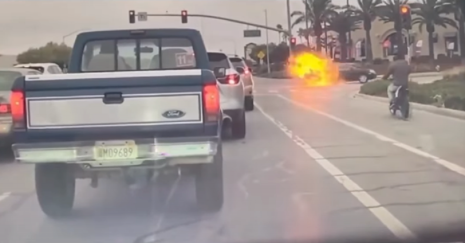 UZNEMIRUJUĆE! TINEJDŽER U PLAMENU NAKON SUDARA Drug mu pritrčava u pomoć, očevici u šoku (VIDEO)