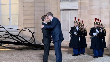 PREDSEDNIK SRBIJE STIGAO NA RADNU VEČERU KOD EMANUELA MAKRONA: Pogledajte svečani doček i srdačan pozdrav sa predsednikom Francuske (VIDEO/FOTO)